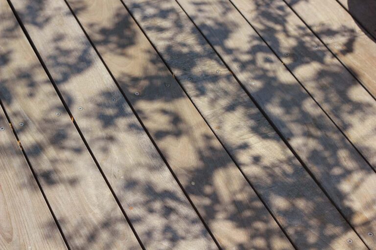 Ein Holzdeck mit Ästen.