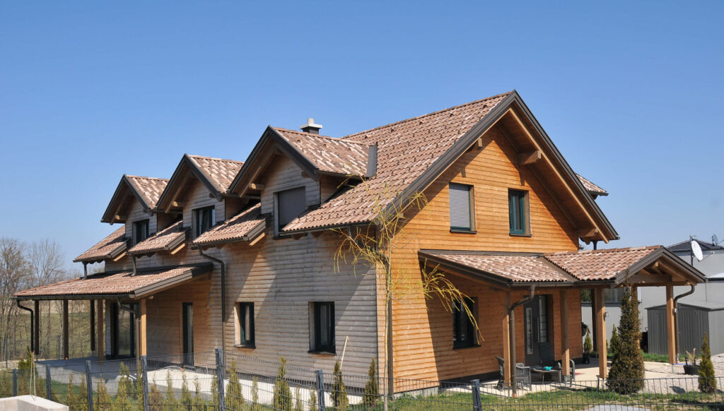 Ein Haus mit einem Zaun.